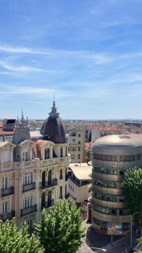 Appartement 2 pièces en étage élevé, centre-ville au calme, petite vue mer